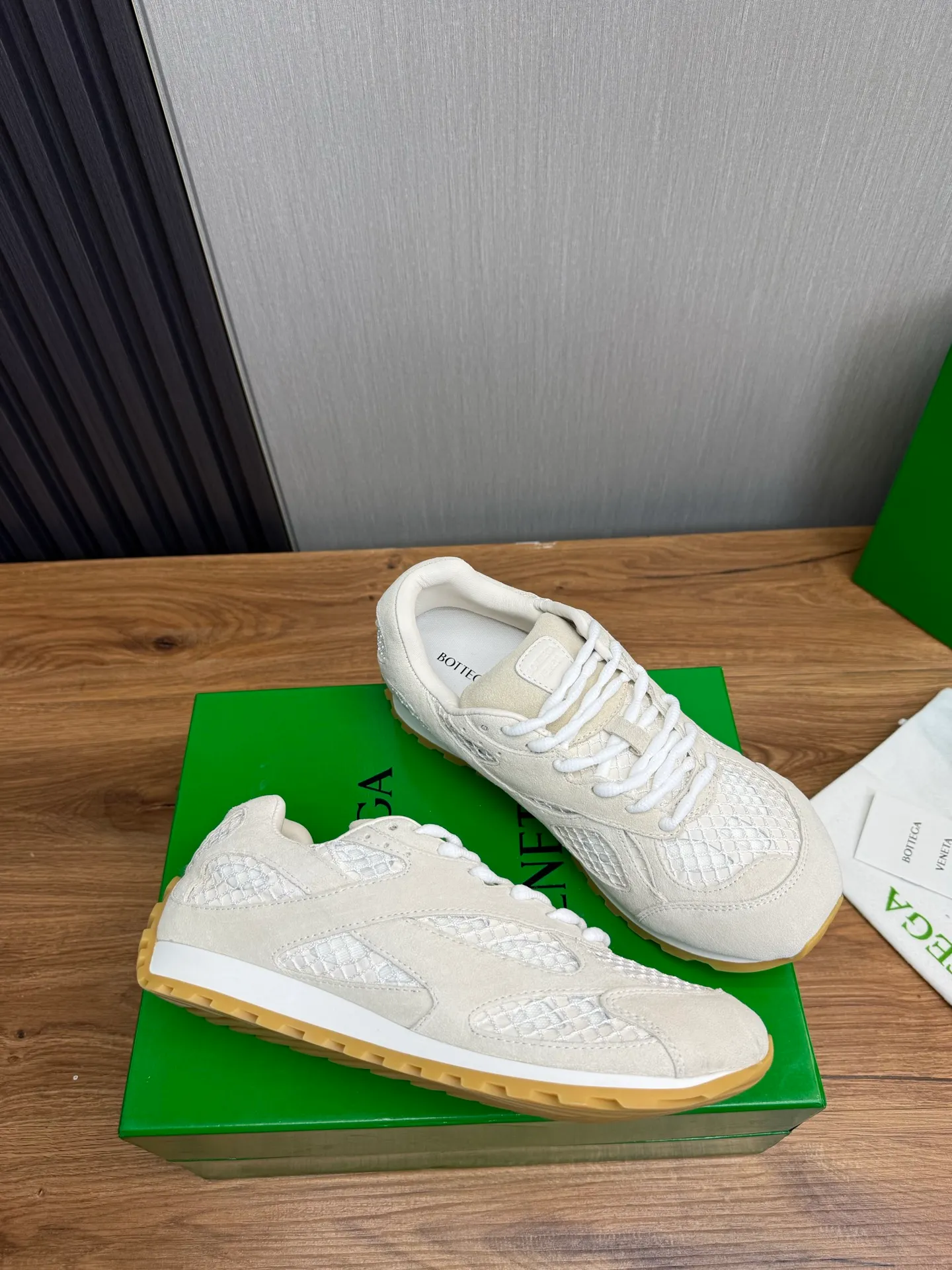 Men's men's shoes 💰660💰Pili BV top version 𝘽𝙊𝙏𝙏𝙀𝙂𝘼 𝙑𝙀𝙉𝙀𝙏𝘼 Orbit sneakers Wang Yibo same style couple style dad shoes 🩷💚 Runner sneakers, made of lightweight technical mesh fabric. Features a geometric patterned rubber outsole. Pay attention to the package craftsmanship ❕ High version shipping ❗️ Very nice, durable to play with and durable to make ✔️ Standard version 💯💯 The outsole is made of color-blocked TPU outsole. Women’s model 35-41 (40 41 customized) Men’s model 39-46 (45.46 customized) Equipped with original packaging